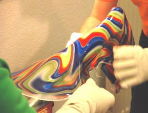 Tiefziehen- Thermoplaste weden durch Unterdruck an ein Modell geformt